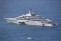 Copertina di Aiuti alla classe media colpita dalla crisi? Con un mini-contributo di 3mila super-ricchi arriverebbero 10 miliardi. Ecco la simulazione