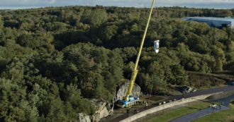 Copertina di Il crash test è estremo: Volvo lancia le sue auto nuove da 30 metri di altezza per valutarne le sicurezza