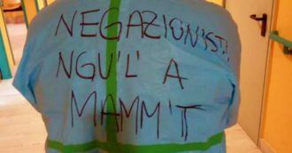 Coronavirus, la scritta contro i negazionisti sul camice: il medico si presenta così in ospedale [FOTO]