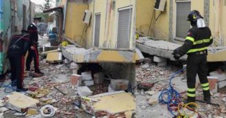 Copertina di Cagliari, balcone crolla addosso a due operai durante i lavori in un condominio: uno muore sul colpo