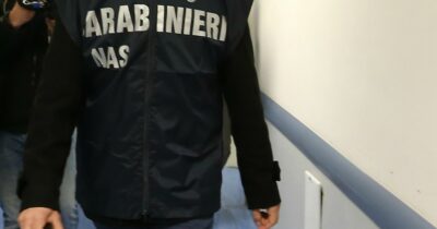 Copertina di Casi di botulino, i Nas aumentano le ispezioni su food truck e sagre: un controllo su due non conforme