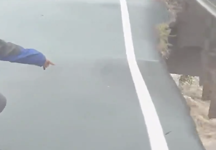 Il ponte crolla in diretta: la giornalista si salva in modo incredibile (VIDEO)