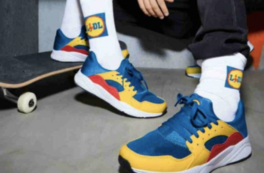 Copertina di Scarpe della Lidl, assembramenti per averne un paio e file chilometriche. E c’è chi le rivende a prezzi folli – Video