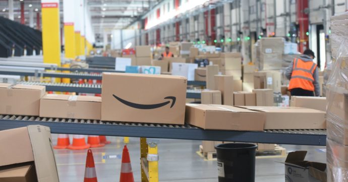 Francia, petizione on line contro Amazon: “A Natale comprate nei negozi locali”. Per ogni posto di lavoro che crea  se ne perdono 2,6