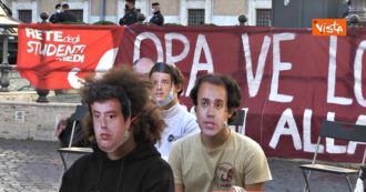 Copertina di Studenti con le maschere dei politici davanti a Montecitorio: la protesta per chiedere maggior sostegno all’istruzione pubblica