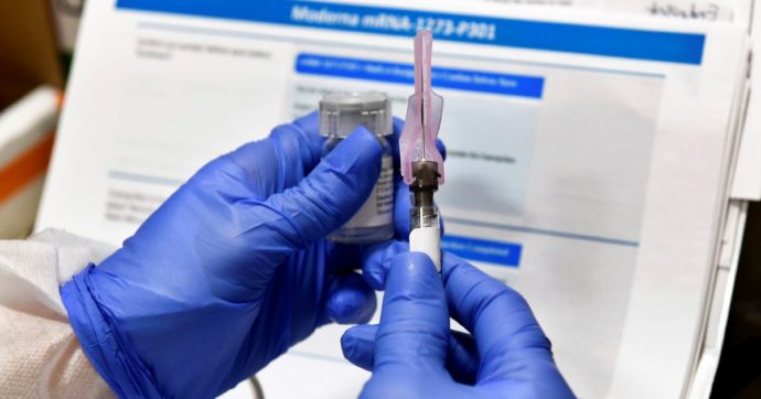 Vaccino Pfizer, pubblicati i dati: test su 43.548 persone. “Efficacia tra il 90,3 e il 97,6%”