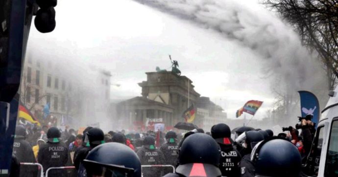 Berlino, oltre 100 persone fermate alla manifestazione contro le misure anti-Covid