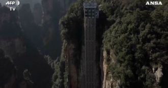 Copertina di Oltre 300 metri di altezza in poco più di un minuto: l’ascensore all’aperto più alto del mondo si trova in Cina. Ecco dove porta – Video