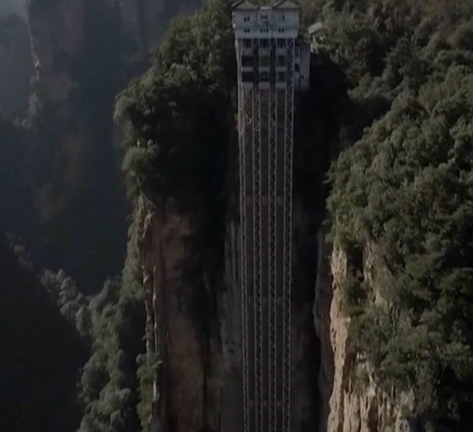 Oltre 300 metri di altezza in poco più di un minuto: l’ascensore all’aperto più alto del mondo si trova in Cina. Ecco dove porta – Video
