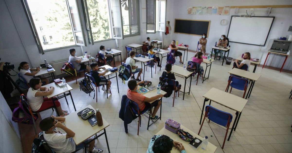 Scuola, non speso il 42% dei fondi per l’organico Covid: 800 milioni restituiti. “Procedure e budget incerti, così gli istituti non hanno fatto le assunzioni”