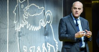 Copertina di Eni, nuovo avviso di garanzia per Descalzi. Ora si aprirà il telefonino del suo coindagato