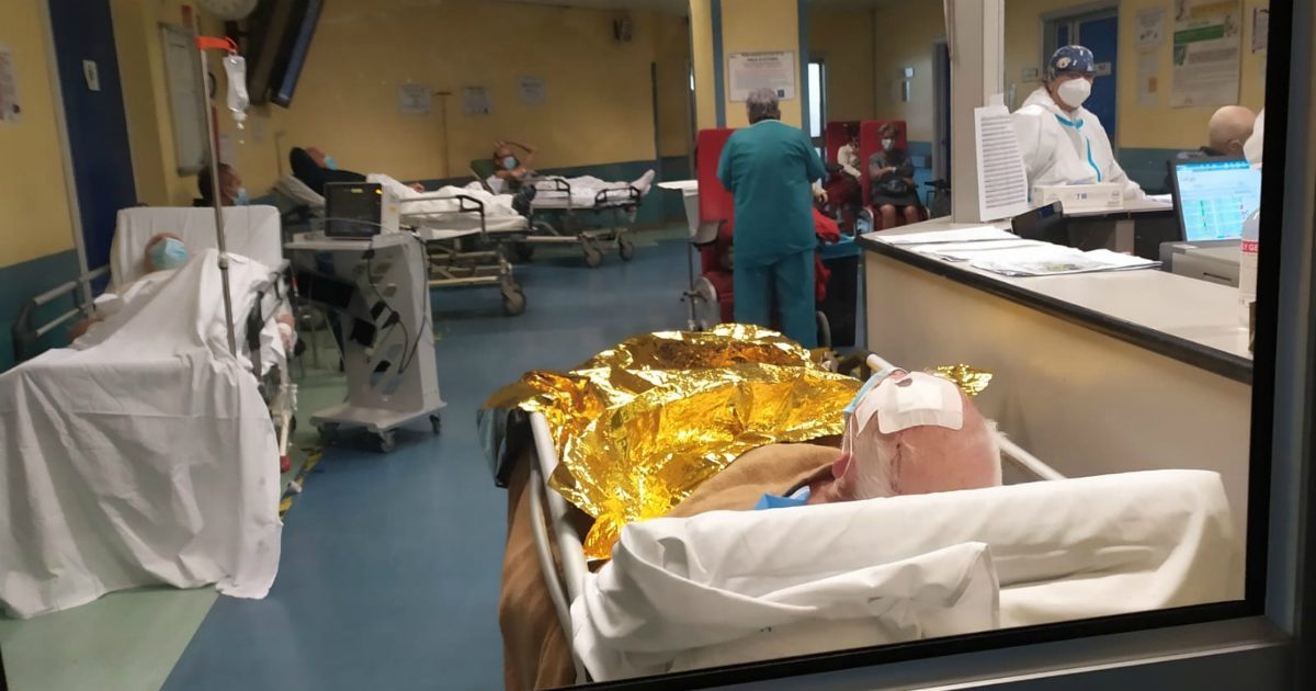Milano, il grido dei medici del San Paolo e del San Carlo costretti a decidere chi salvare: “Le carenze erano ben note, ora ci troviamo a fare intollerabili scelte sull’accesso alle cure”