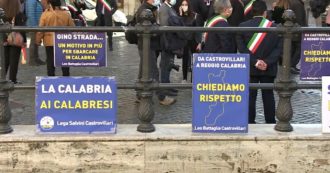 Copertina di Lega protesta contro Gino Strada al sit-in dei sindaci calabresi, ma gli altri si dissociano. E i cartelli contro Emergency vengono rimossi