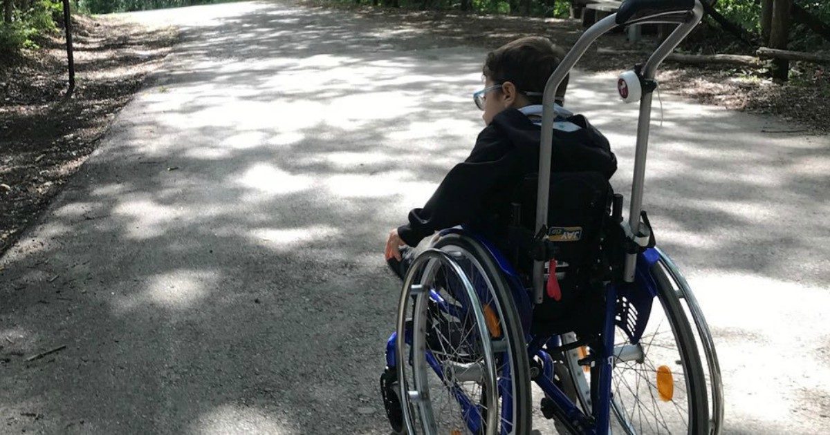 Sirio, il bambino tetraplegico di 7 anni diventato una star sui social: “I medici dissero che sarebbe vissuto in stato vegetativo, ma lui ha sbaragliato tutti”