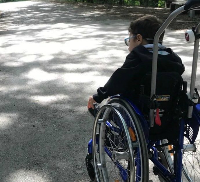 Sirio, il bambino tetraplegico di 7 anni diventato una star sui social: “I medici dissero che sarebbe vissuto in stato vegetativo, ma lui ha sbaragliato tutti”