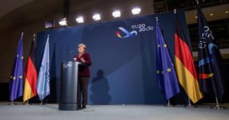 Copertina di Recovery fund, resta il veto di Ungheria e Polonia: trattative in stallo. Merkel: “Serve una soluzione, valutare tutte le opzioni”