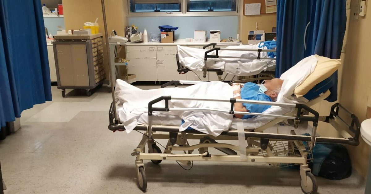 Milano, indagini al San Carlo e al San Paolo dopo la lettera-denuncia di 50 medici. La direzione si difende, i dottori temono rappresaglie. E il caso diventa politico