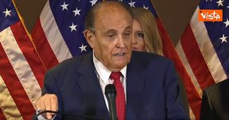 Copertina di L’avvocato di Trump suda in conferenza stampa e gli cola la tinta per i capelli: imbarazzo per Rudy Giuliani