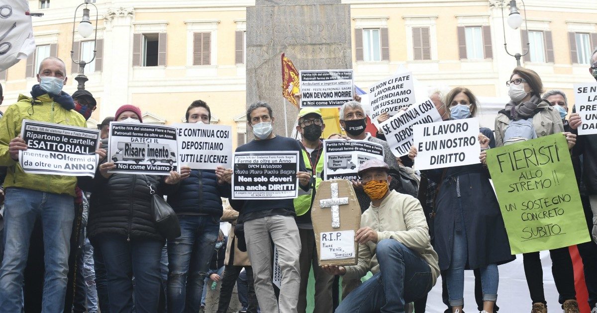 Allestitori di fiere, fornitori di ristoranti e negozi di fiori: le storie di chi rimane fuori dai ristori per colpa della lotteria dei codici Ateco