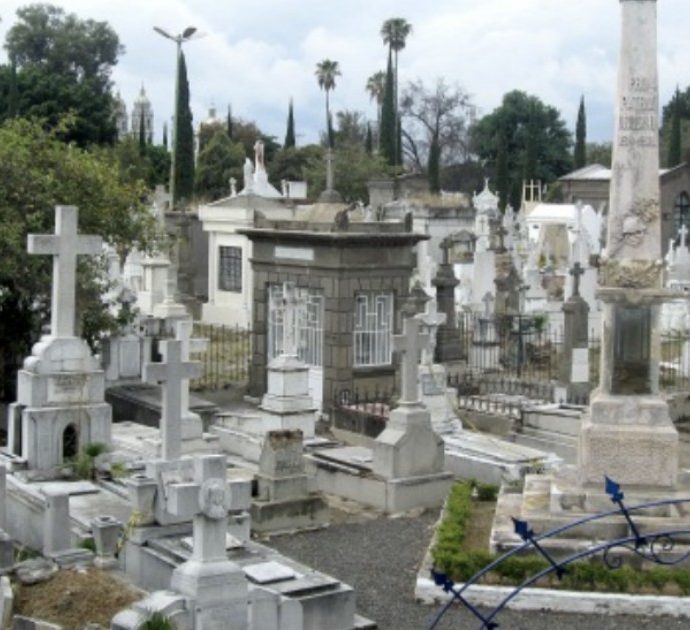 Tragedia al cimitero: muore durante il funerale della moglie cadendo in una buca