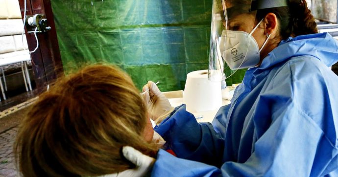 Covid, in Trentino stop agli screening periodici per gli operatori sanitari vaccinati. Ma per il Ministero i test vanno mantenuti