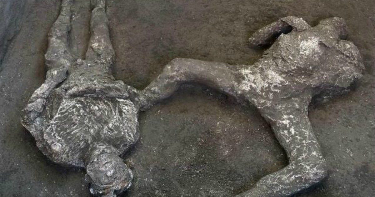 Pompei, la scoperta agli scavi: ritrovati due corpi perfettamente integri. “Investiti e uccisi dai vapori bollenti dell’eruzione”