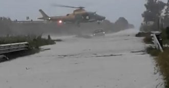 Copertina di Crotone, si butta dall’elicottero per salvare una donna intrappolata nell’auto. Lo spettacolare intervento dei finanzieri dopo il nubifragio