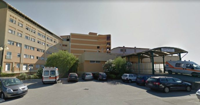 Sicilia, caos all’ospedale di Barcellona: direttrice trasferita a Lipari. Pd: “Punita dopo il servizio del Tg1 sui posti Covid fantasma”