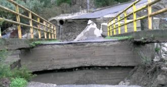 Copertina di Maltempo, crolla ponte nel crotonese. La struttura ha ceduto sotto la pressione del fiume gonfiato dalle piogge intense