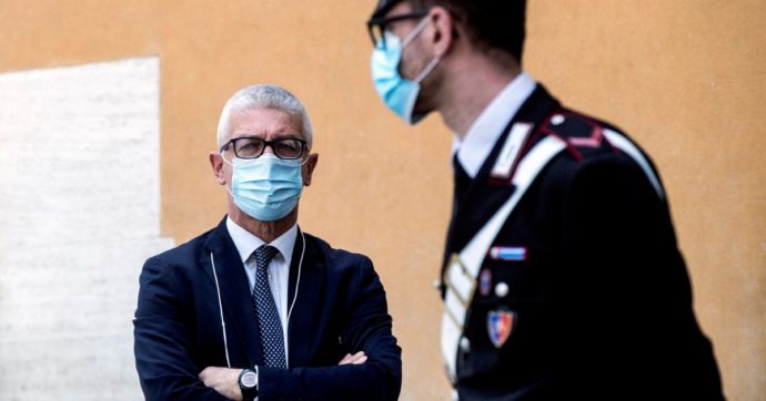 Tutti contro la Rai che caccia Morra (già in sala trucco)