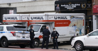 Copertina di A New York 650 morti Covid ancora in camion frigo da marzo: persone senza famiglia o che non hanno soldi per la sepoltura