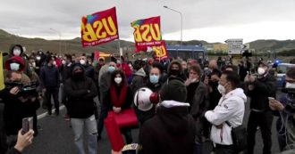 Copertina di Catanzaro, protesta sotto la sede della Regione: “Sanità pubblica per tutti i calabresi”. Tensione con la polizia