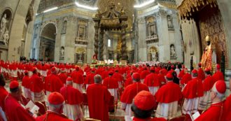 Copertina di Con il Covid il Concistoro diventa virtuale: il Papa nominerà 13 cardinali in collegamento web. “Bel gesto per noi porporati più anziani”