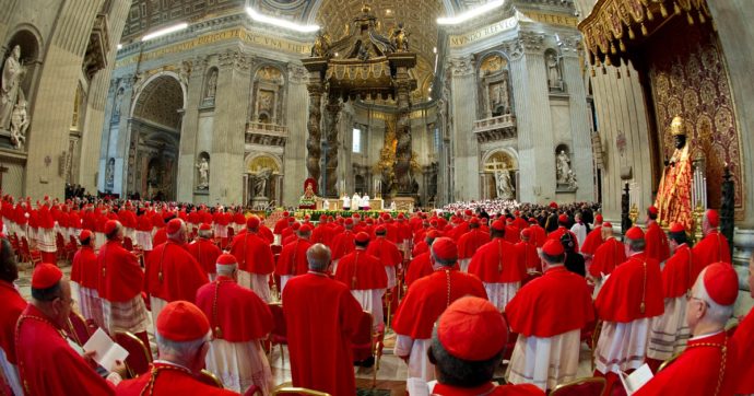 Con il Covid il Concistoro diventa virtuale: il Papa nominerà 13 cardinali in collegamento web. “Bel gesto per noi porporati più anziani”