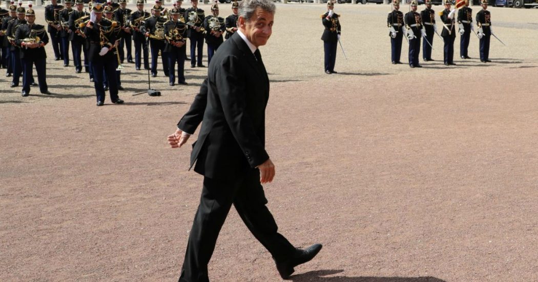 Francia, Sarkozy a processo per corruzione: per la prima volta un ex presidente compare in tribunale