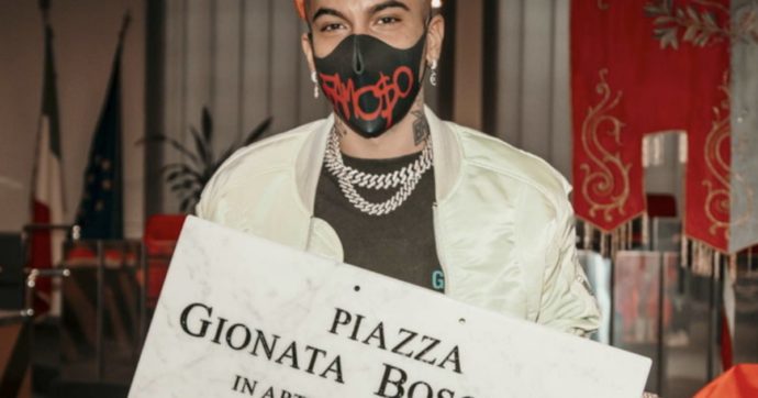 Sfera Ebbasta, familiari delle vittime di Corinaldo imbestialiti per la  targa dedicata al rapper a Cinisello. Ma il sindaco chiarisce - Il Fatto  Quotidiano