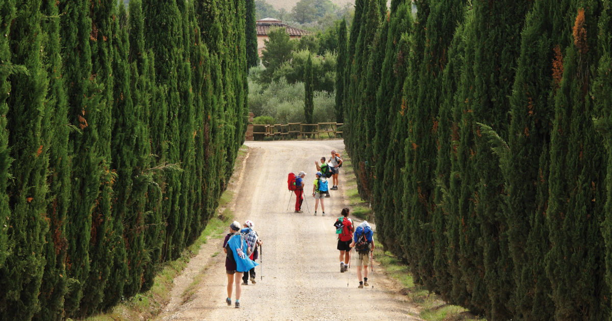 Perché la Gen Z è ossessionata dal trekking? Dai gruppi di camminatori ai consigli su TikTok, è boom di escursioni nella Natura
