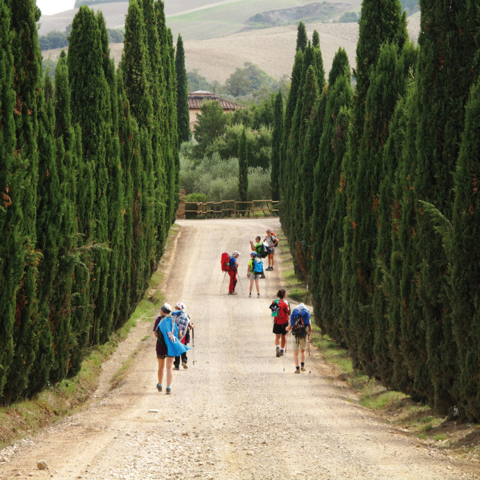 Perché la Gen Z è ossessionata dal trekking? Dai gruppi di camminatori ai consigli su TikTok, è boom di escursioni nella Natura