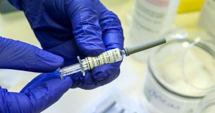 Mosca: vaccino anti Covid Sputnik V mostra efficacia del 95%. La comunità scientifica rimane dubbiosa
