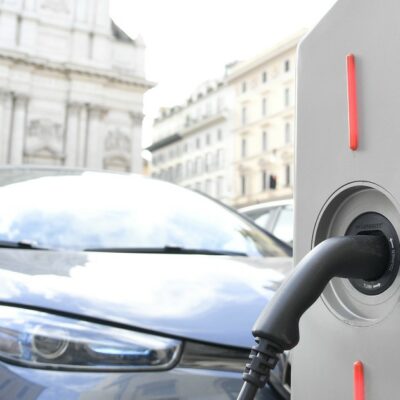 Copertina di Un’auto elettrica su 5 venduta in Italia è made in Cina. Uilm: “L’invasione è realtà, il governo si muova”