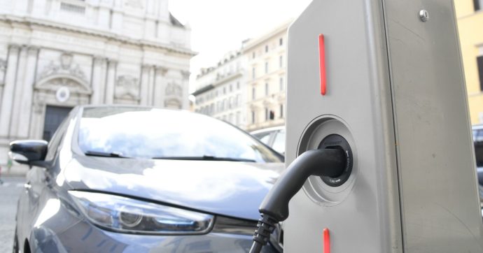 Auto elettriche, l’ammissione dei costruttori: “Non hanno impatto zero sull’ambiente”