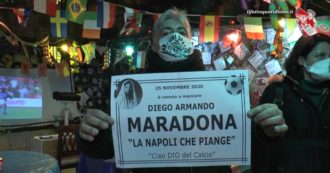 Copertina di Maradona morto, il saluto dei napoletani in lacrime: “Ci hai reso immortali”. Dal San Paolo ai Quartieri Spagnoli, raduni e veglie in tutta la città