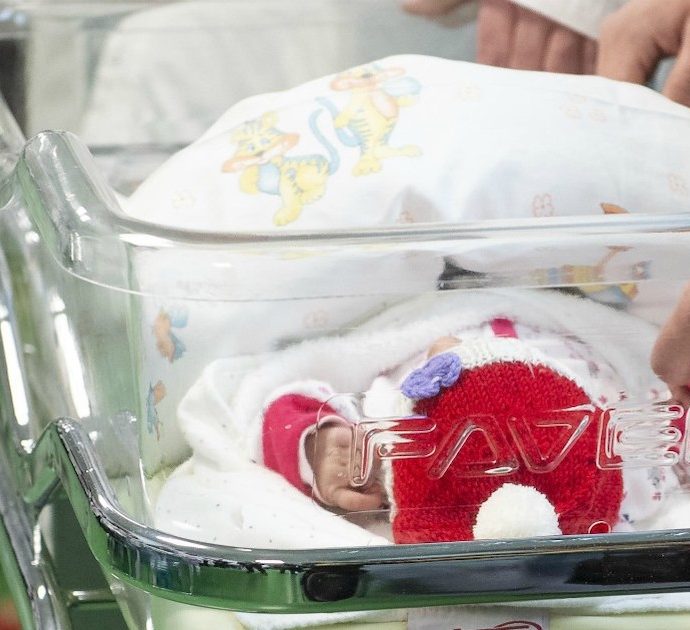 Bambino nasce senza pene: “Succede una volta ogni 30 milioni di nascite”. Il caso studio e il dibattito sulla possibile riassegnazione del sesso
