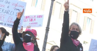 Copertina di Non una di meno in piazza a Roma contro la violenza sulle donne: “Pandemia e lockdown hanno peggiorato la situazione”