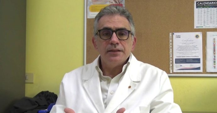 Vaccino anti Covid, il virologo Pregliasco ha fatto l’iniezione: “Fra i primi in Lombardia, sto bene. È l’unico modo per uscire dal tunnel”
