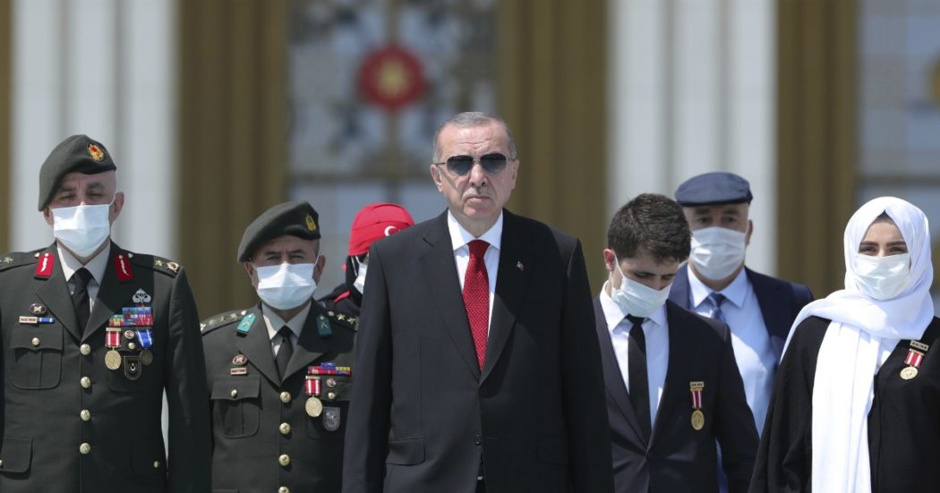Erdogan: “Macron è un problema, spero che la Francia se ne liberi al più presto”. Ma rischia le sanzioni Ue