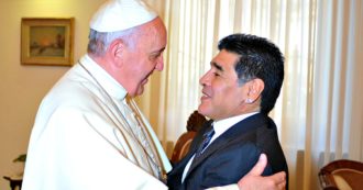 Copertina di Maradona e Francesco, il “grazie” del Papa con un rosario. Il loro rapporto ha riconciliato la mano de Dios e la Chiesa