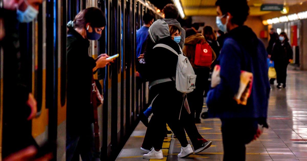 “Lo scaglionamento degli orari nelle città sia reale”. Rientro in classe, parere negativo dei Trasporti: assembramenti sicuri anche con mezzi raddoppiati