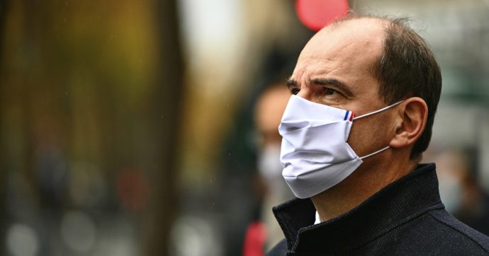 Coronavirus, la Francia allenta le restrizioni: negozi aperti fino alle 21, località sciistiche accessibili, ma bar e ristoranti chiusi