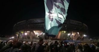 Copertina di Il San Paolo di Napoli illuminato per Diego Armando Maradona: centinaia di tifosi si radunano fuori dallo stadio per l’ultimo saluto